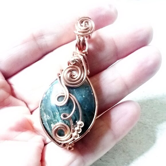 Mesmerizing Labradorite Pendant - Copper Wire Wrap! Handmade + One-of-a-kind! - Picture 3 of 13